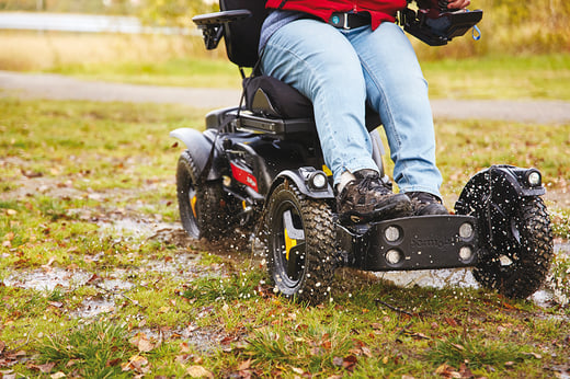 X850_woman_mud driving_01_WEB